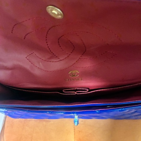 CHANEL Electric Blue Patent Quilted Shoulder Bag - Picture 5 of 6